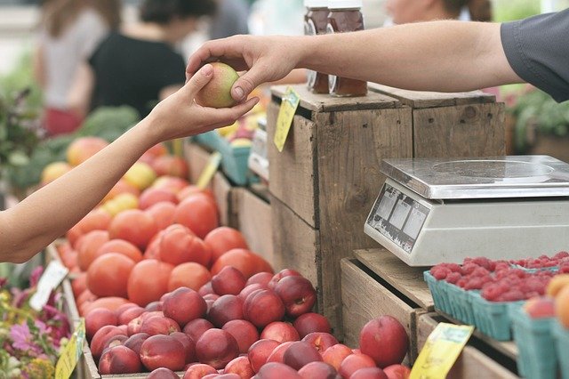 מוכר פירות וירקות בשוק לוינסקי בתל-אביב